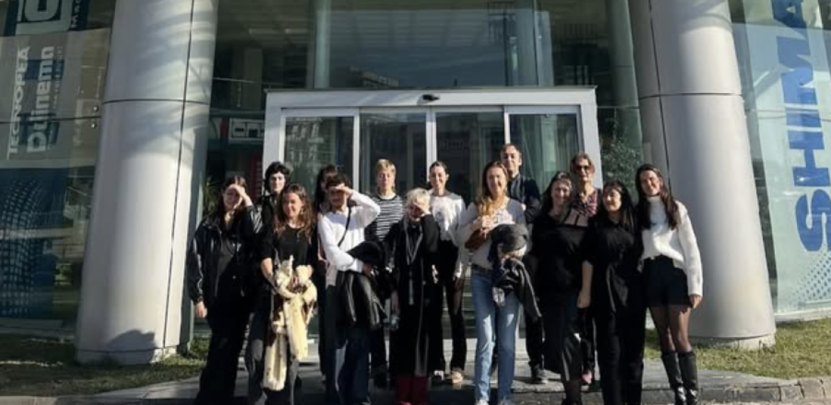 Örme Sanat Dalı destekçimiz TETAŞ A.Ş.'ye düzenlediğimiz gezide 3.sınıf öğrencilerimiz ile Shima Seiki düz örme makineleri, Apex programı ve çorap makineleri hakkında bilgi aldık. Kendilerin